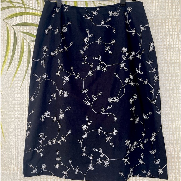 INC International Concepts Dresses & Skirts - INC women’s black skirt with chain and sequin flower pattern Size 8